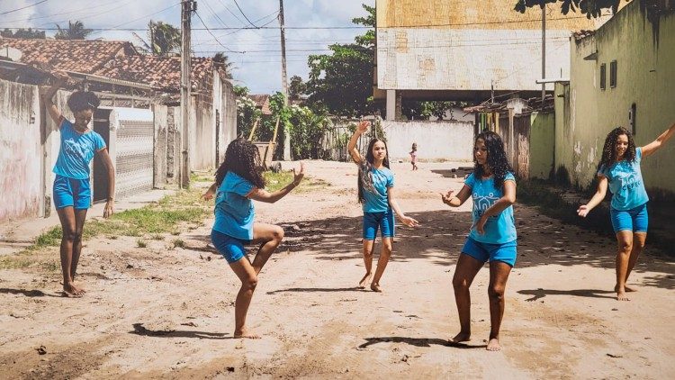 Na foto, jovens de Marcos Moura, na Paraíba, preparam um espetáculo de arte e ecologia integral