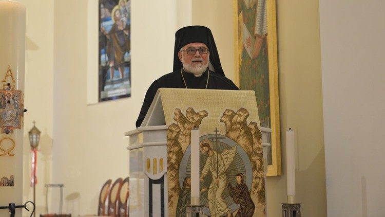 2023.05.03 Il Patriarca Minassian celebra la messa nella chiesa armena di Corfu con mons Bezezian