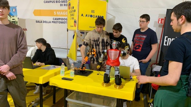 Giovani studenti delle superiori presentano i loro prototipi di robot alla RomeCup