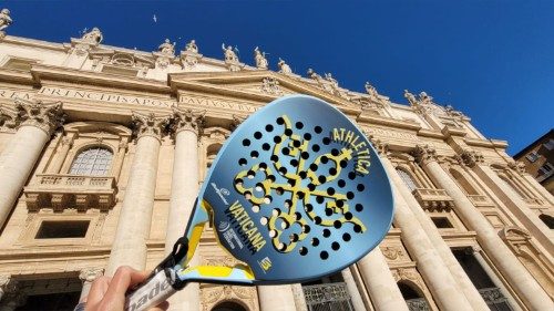 La "raqueta solidaria" firmada por el Papa en apoyo de 500 familias pobres