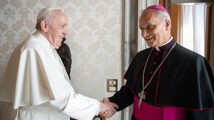 Il Papa saluta monsignor Prevost