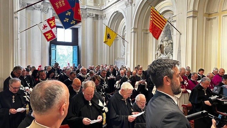 Miembros de la Orden de Malta presentes en la iglesia de S. Maria in Aventino en la ceremonia de juramento del Gran Maestre.