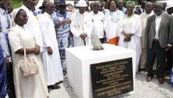 Pose de la première pierre du centre d'hébergement  pour pèlerins du sanctuaire mariale  national /Côte d’Ivoire 