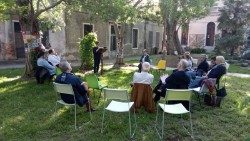 La prima lettura della "Bibbia in città", giovedì 4 maggio, nel giardino dell'Emporio della solidarietà a Venezia