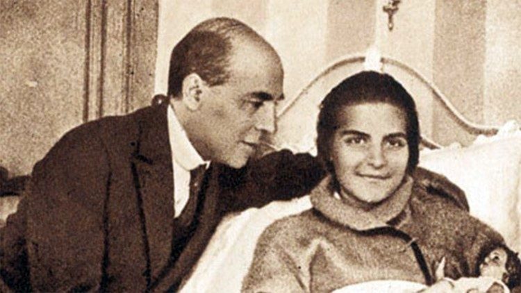 Fericita Maria Conchita Barrecheguren, alături de tatăl ei, Francisco, declarat Venerabil