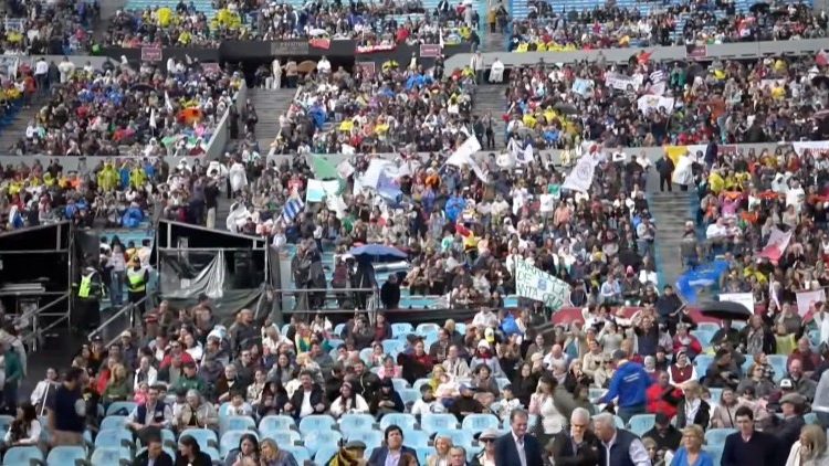 La beatificación de Jacinto Vera se celebró en el Estadio Centenario, un lugar icónico que ha albergado actividades multitudinarias a lo largo de la historia uruguaya. (Captura de pantalla de la transmisión de la santa misa de la Arquidiócesis de Montevideo - ICMTV)