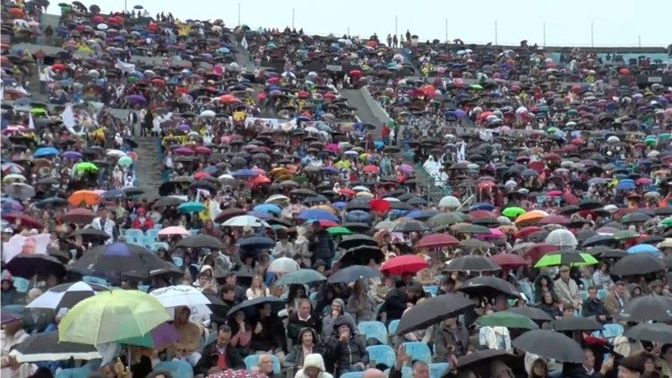 Pese al pronóstico de lluvias, una multitud se congregó en el Estadio Centenario desde las 14:30 para la previa artística y la santa misa. (Captura de pantalla de la transmisión de YouTube de la Arquidiócesis de Montevideo - ICMTV)