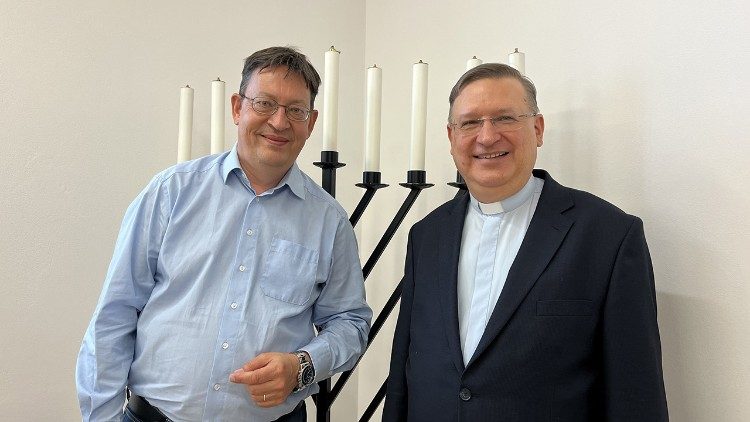 Der Autor der Radio-Akademie mit Pater Miroslaw Wróbel