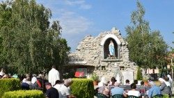 Fiéis rezando em santuário na Bulgária