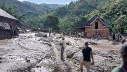 A devastação causada pelas enchentes no villaggio di Nyamukubi