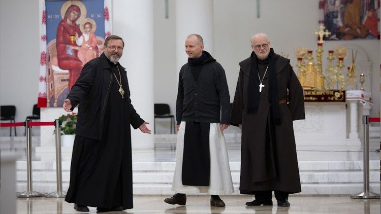 धर्माध्यक्ष एरिक वार्डन और कार्डिनल अंद्रेस अर्बोरेलियस का स्वागत करते हुए यूक्रेनी ग्रीक काथलिक कलीसिया के प्रमुख महाधर्माध्यक्ष सिवातोस्लाव शेवचुक