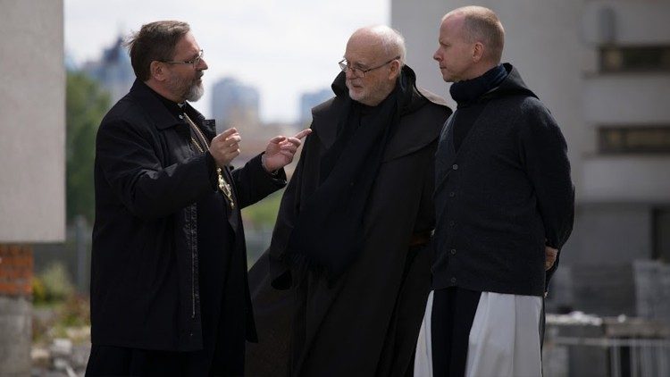 Kardinal Anders Arborelius och biskop Erik Varden med ärkebiskop Svjatoslav Sjevtsjuk 