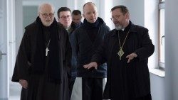 Kardinal Anders Arborelius och biskop Erik Varden med ärkebiskop Svjatoslav Sjevtsjuk