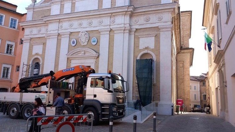 O posicionamento das duas estátuas nos nichos da fachada da Catedral de Macerata