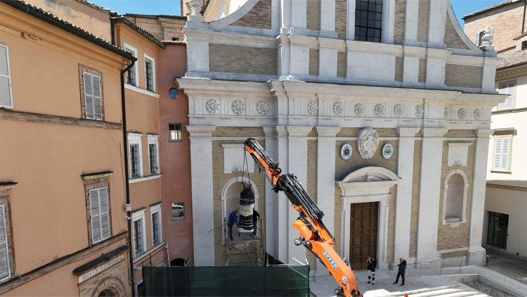 Il posizionamento delle statue nei nicchioni della facciata della cattedrale di Macerata, foto EmmeTv