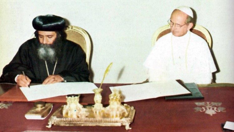 Pope Paul VI and Pope Shenouda III sign the Joint Christological Declaration in 1973