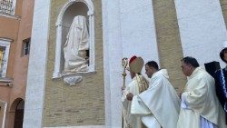 Cardeal Parolin em Macerata, durante a inauguração e a bênção da estátua de Matteo Ricci na fachada da Catedral de São João (Vatican Media)