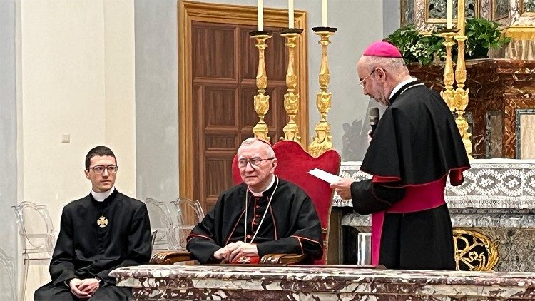 Il saluto del vescovo di Macerata, Nazzareno Marconi, al cardinale Parolin, prima dell'inizio della celebrazione. Foto EmmeTv