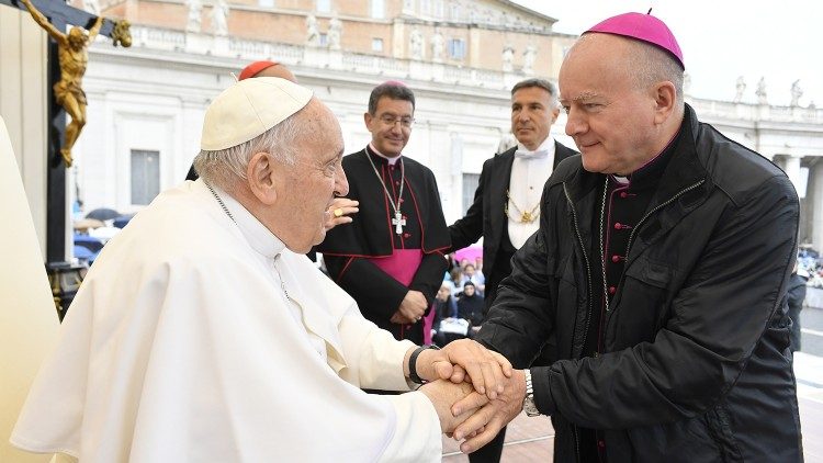 MgrJon Sobilo salue le Pape François en mai 2023. 