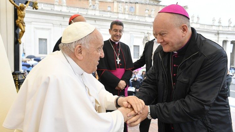 Папа Франциск вітається з єпископом Яном Собіло, 10.05.2023 