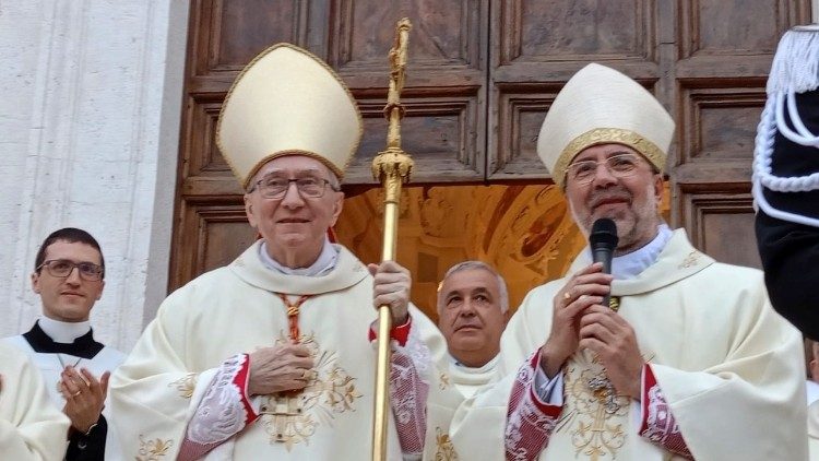Il cardinale Pietro Parolin (a sinistra) e il vescovo di Macerata Nazzareno Marconi, al termine della cerimonia di inaugurazione e benedizione delle statue. Foto EmmeTv
