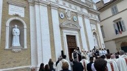 2023.05.10 Parolin a Macerata inaugurazione statue Matteo Ricci cattedrale