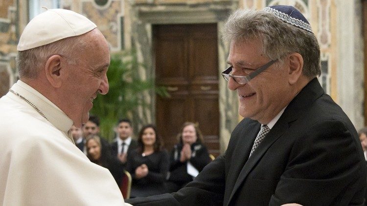 På morgonen den 10 maj tilldelades påvens Franciskus goda vän, rabbin Abraham Skorka, hederstiteln honoris causa vid den teologiska fakulteten vid Trnava universitet i Slovakien. Påven har sänt ett gratulationsbrev