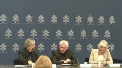 Conferencia de prensa de presentación del mensaje de la Jornada del Migrante 2023 en la Oficina de Prensa de la Santa Sede.