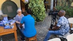 Gilda Barbosa entrevistada pela Rádio-Televisão de Cabo Verde por ocasião da apresentação do livro "Ao Sabor dos Ventos" na "Casa da Memória" em São Filipe, na ilha do Fogo. 