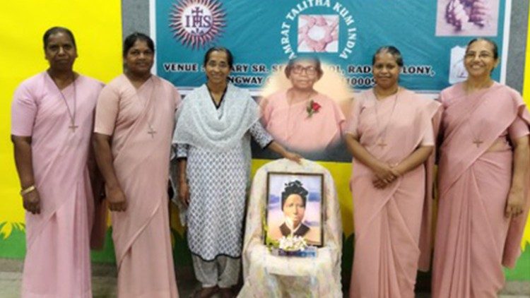 在德里致力于社会援助活动的修女团体：拉卡拉（Lata Lakra）修女、乔治（Ancy George）修女、库拉普拉姆（Manju Kulapuram）修女、埃卡（Damyanti Ekka）修女和鲁札里奥（Regina Ruzario）修女