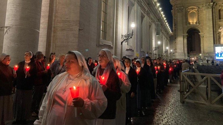 Un'immagine di un Rosario serale in Piazza San Pietro