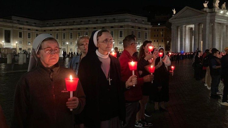 Bei einem Rosenkranzgebet auf dem Petersplatz im Mai 2023