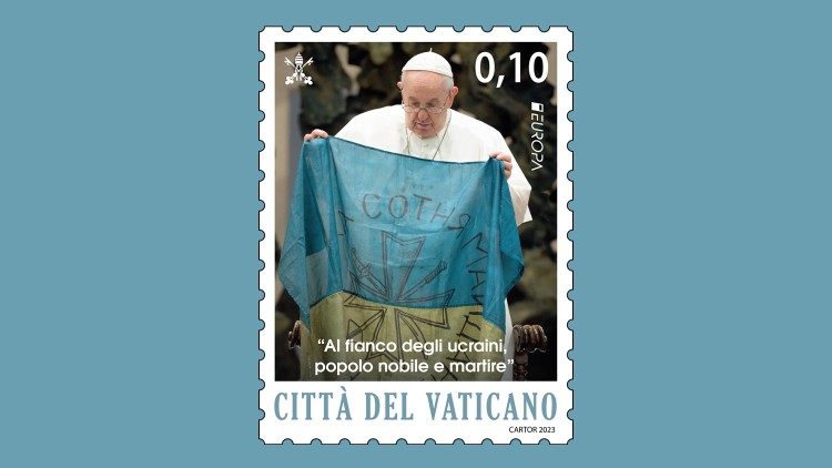 Nel francobollo, Papa Francesco, durante l'udienza generale del 6 aprile 2022, mostra la bandiera ucraina proveniente da Bucha, dove si era compiuto un terribile massacro