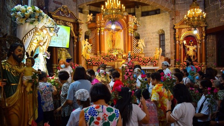 Bacooreños offering flowers to Mother Mary (courtesy of SMAP Communication and Documentation)]