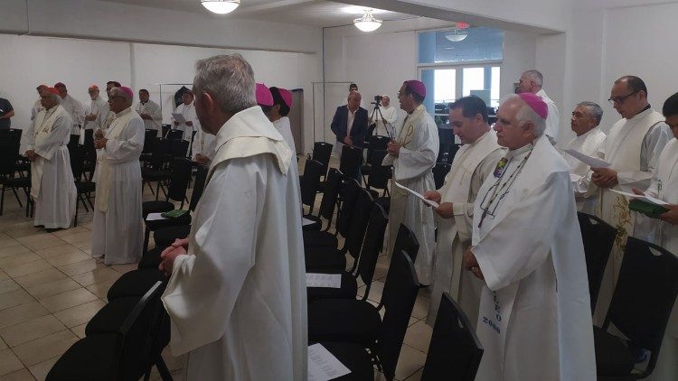 Les évêques participant à la 39e Assemblée générale ordinaire du CELAM, du 16 au 19 mai à Porto Rico, lors de la messe inaugurale célébrée par le cardinal Odilo Scherer, archevêque de São Paulo (Brésil)