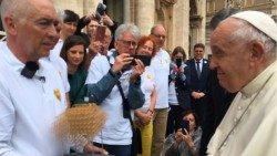 Richard Kick vom Betroffenenbeirat des Erzbistums München und Freising überreicht Papst Franziskus eine Herz-Skulptur.