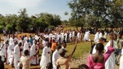 Procession de la messe d'ouverture de l’enquête diocésaine sur les martyrs de Kongolo