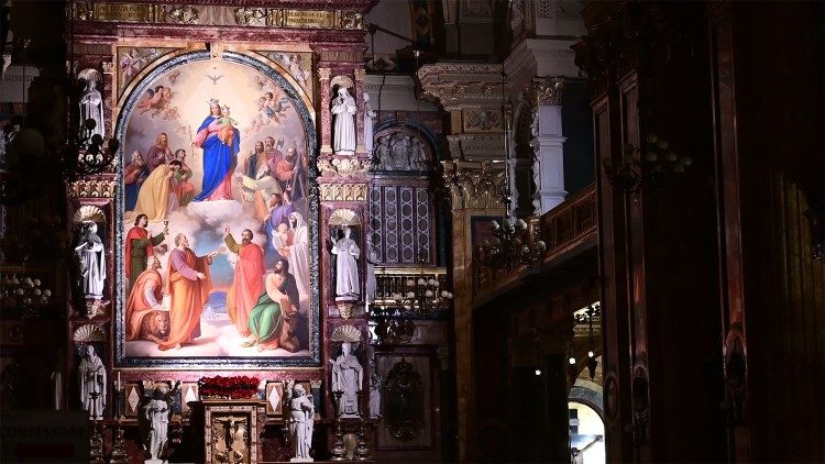 Un grande quadro dedicato a Maria Ausiliatrice in un santuario mariano