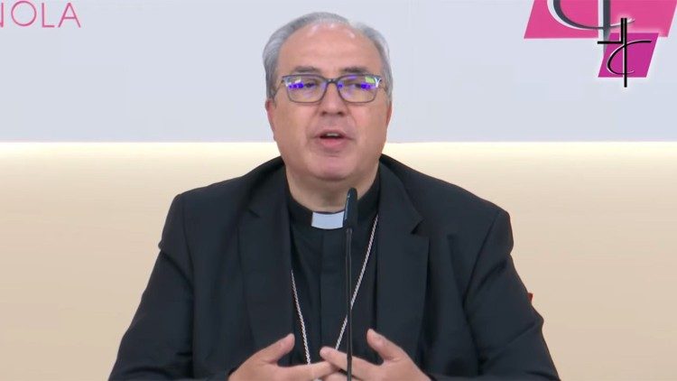 Monseñor Francisco César Magán, Secretario General de la Conferencia Episcopal Española. (Foto: captura de pantalla de la transmisión en directo de la conferencia de prensa)