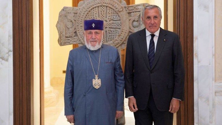 2023.05.18 Karekin II riceve Ambasciatore S.M.O.M. in Armenia