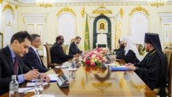Der Weltkirchenrat bei einem Treffen mit Kyrill im Mai 2023 