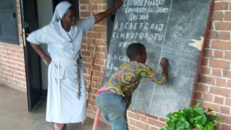 La hermana Brigitte Ndjenoyom se dedica a la escolarización