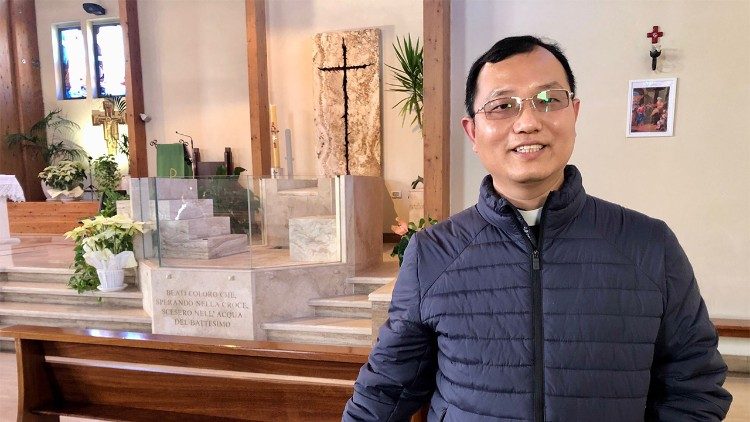 don Pietro Wang, cappellano della comunità cinese di Prato