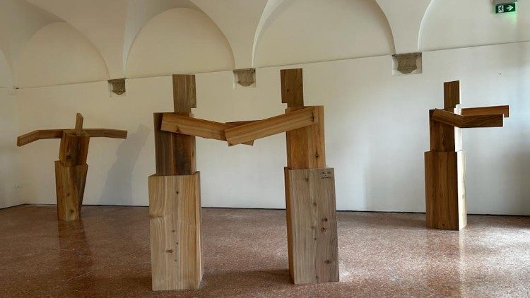 Las esculturas de madera de Álvaro Siza que plásticamente parecen hablar entre sí y hablar al otro que se acoge