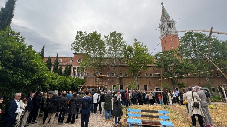 L'orto giardino dell'abbazia di San Giorgio Maggiore a Venezia dove è allestito il padiglione vaticano della Biennale