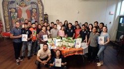 Teilnehmer am Quinoa-Projekt erhalten eine Rezeptbroschüre und eine Tüte Quinoa für zuhause nach einer Schulung über Ernährung und einer Kochvorführung (Foto: Catherine McWilliams)