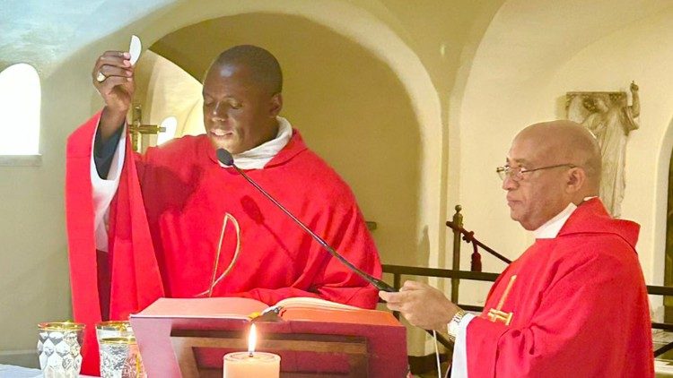 Askofu Mkuu Nyaisonga wakati wa Misa katika kaburi la Mtume Petro mjini Vatican