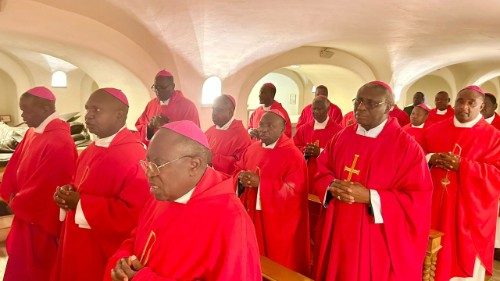 Picha inaonesha Maaskofu wa Tanzania wakati wa misa Takatifu katika Kaburi la Mtakatifu Petro mjini Vatican.