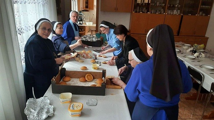 Sorelle che preparano panini per i rifugiati (Photo Credit: Private Archive)