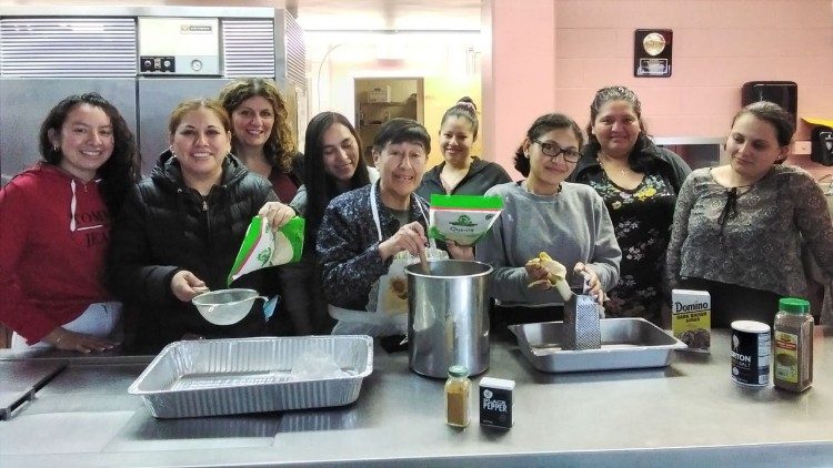La Hermana María comparte diversas recetas con los participantes, que tienen la oportunidad de prepararlas y degustarlas en clase.